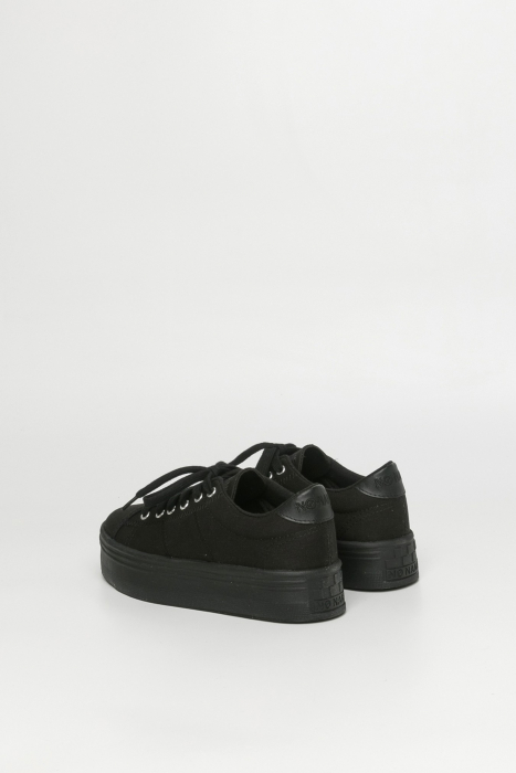 No name plato sneaker shop