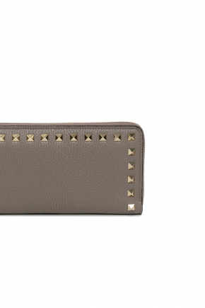 Rockstud Grainy Calfskin Zippered Wallet 钱包